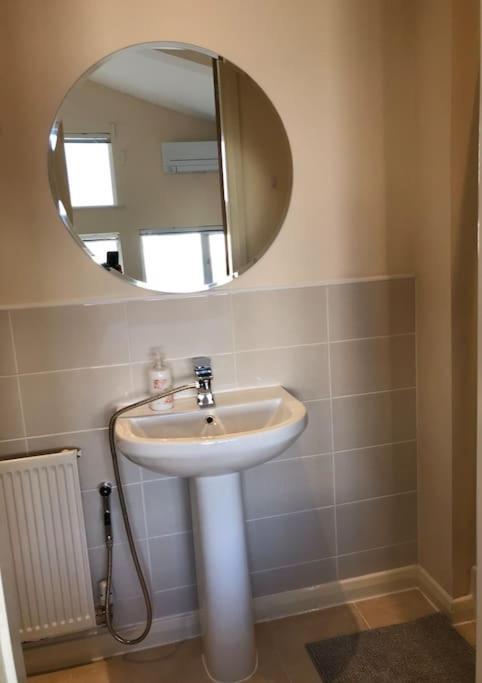 Great House + Air Conditioning + Free Car Parking Manchester Esterno foto