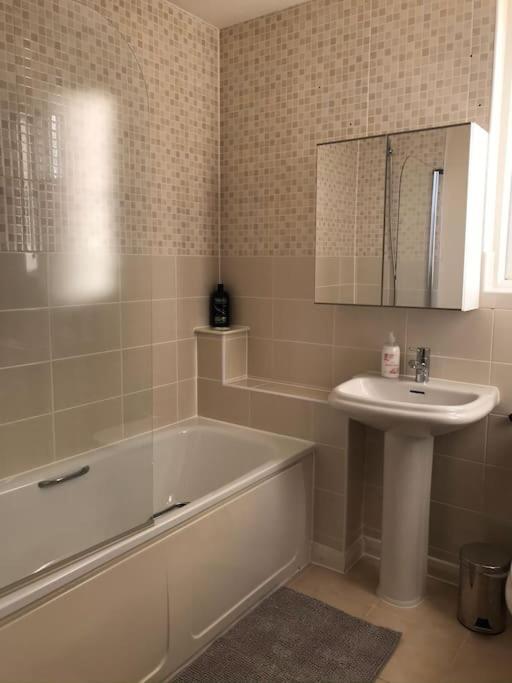 Great House + Air Conditioning + Free Car Parking Manchester Esterno foto
