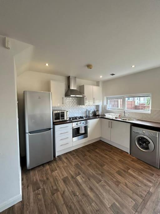 Great House + Air Conditioning + Free Car Parking Manchester Esterno foto