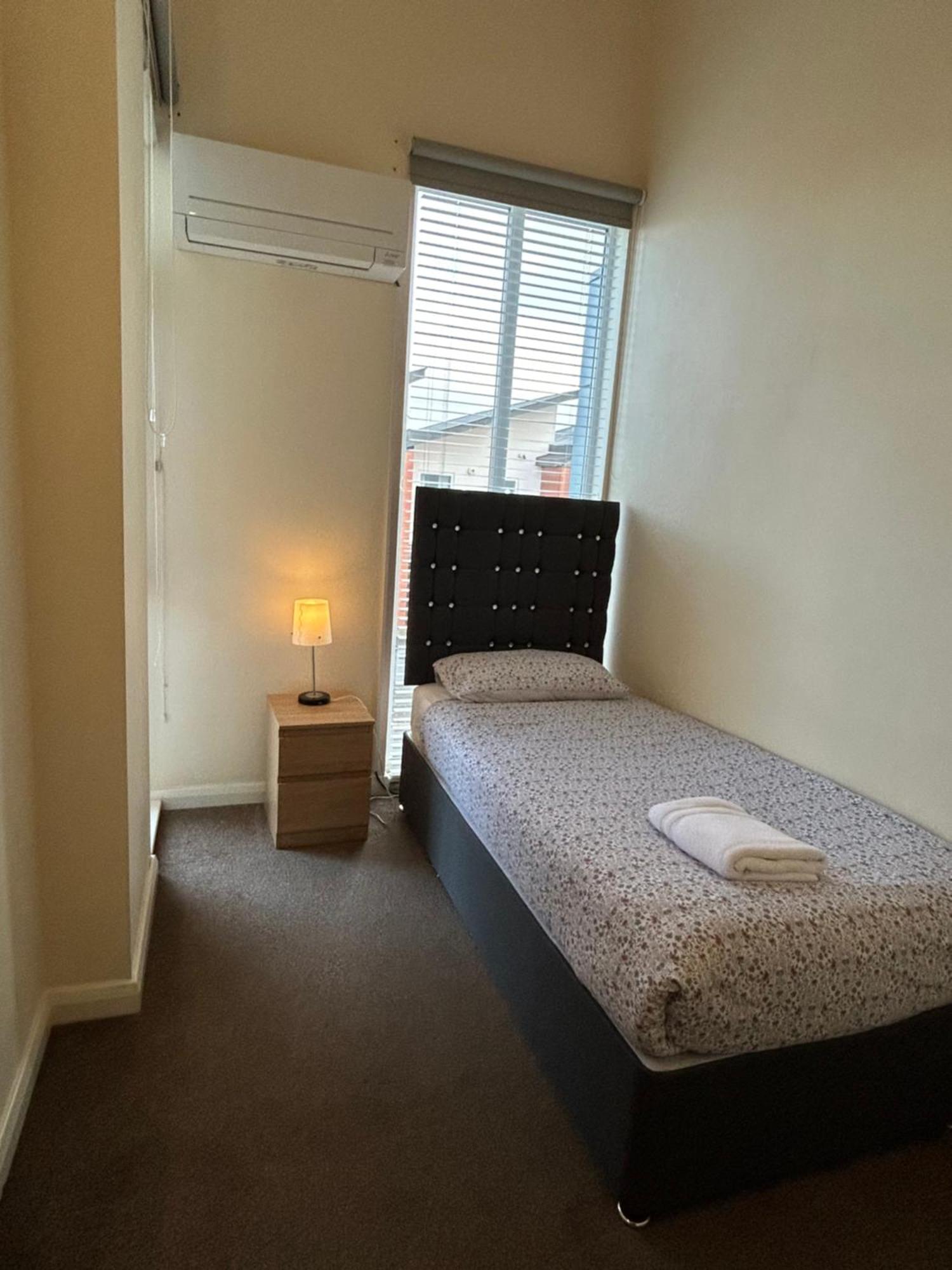 Great House + Air Conditioning + Free Car Parking Manchester Esterno foto