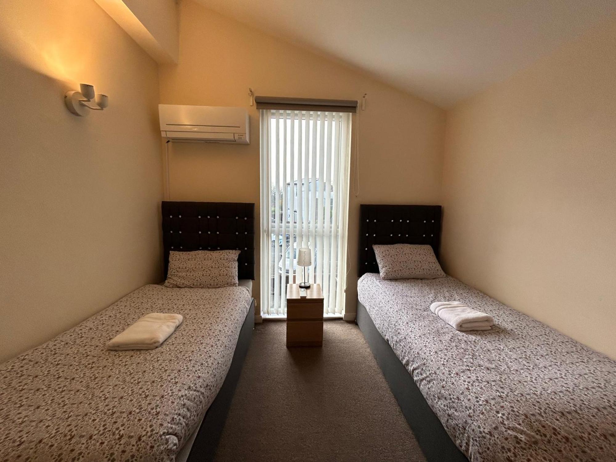 Great House + Air Conditioning + Free Car Parking Manchester Esterno foto